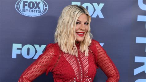 tori spelling says she kissed eddie cibrian with ‘puke breath in the 90s