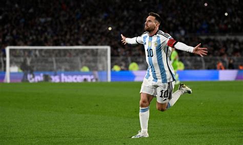 Lionel Messi Scores Stunning Free Kick In Argentinas Victory Vs Ecuador