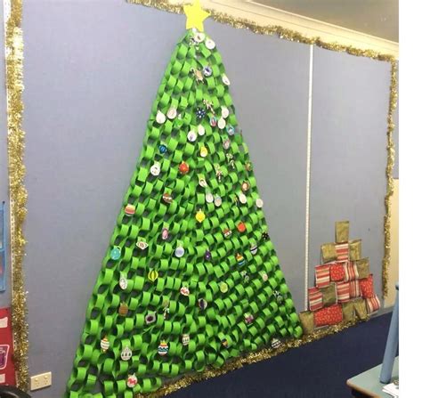 A Beautiful Paper Chain Christmas Tree Created By A Pre Primary Class Christmas Tree Crafts