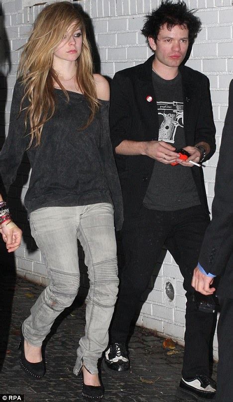 Deryck Whibleys Girlfriend Has Sum Height As She Kisses Avril