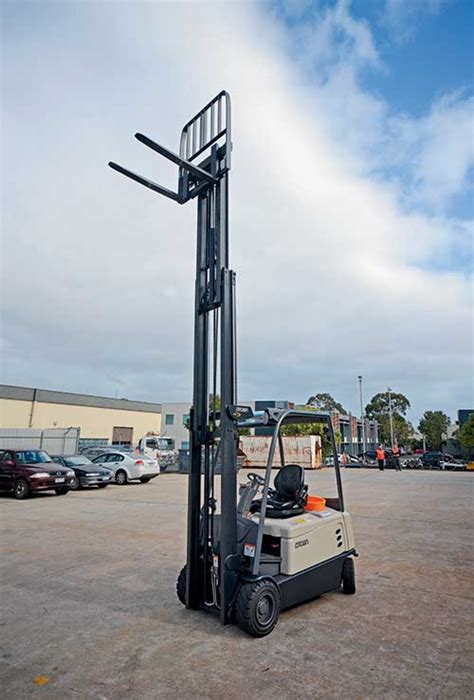 Crown Sc6000 Electric Counter Balanced Forklift Review