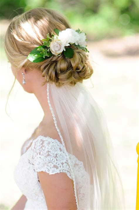 In the same way that not every woman wants a solitaire diamond in platinum setting, a classic lace veil definitely doesn't fit for every bride. Wedding Hairstyles Updo With Veil in 2020 (With images ...