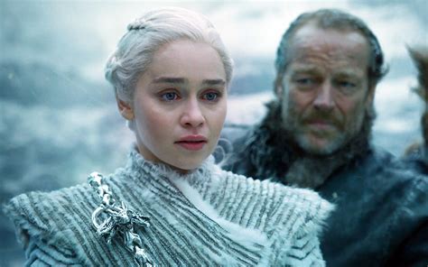 Clarke posted of two shadows, presumably her and her partner's, in the sand. Does Emilia Clarke Have A Boyfriend Or Husband? What Is ...