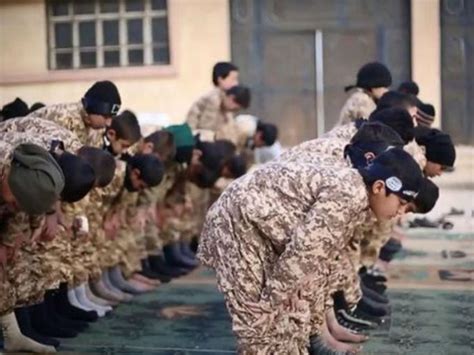 Estado Islámico Entrena A Niños De 9 Años Para Asesinar Atroz Actitudfem