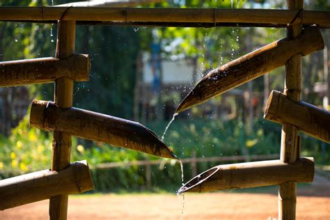 Um den eigenen garten vor neugierigen blicken zu schützen oder bestimmte teilbereiche in einem üblicherweise werden holzzäune im garten in tristem graubraun oder in unauffälligem jägergrün. Wasserspiele zur Gartengestaltung » Kreative Ideen