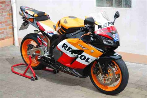 Die honda cbr 1000 rr (intern sc57 & sc59) bietet einen motor der leistungsstark, temperamentvoll, verbrauchsarm und spritzig ist, sowie ein fahrwerk, welches die handlichkeit einer 600er und die stabilität einer 1000er vereinigt. Honda CBR 1000 RR SC57 Repsol im 1a Zustand - Bestes ...
