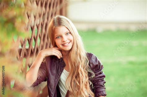 Smiling Blonde Teen Girl 12 14 Year Old Posing Outdoors Looking At Camera Stockfotos Und