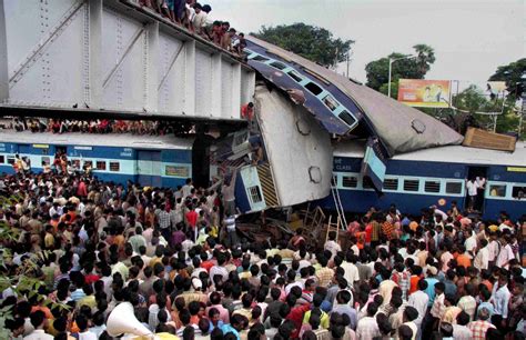 Head collision of avadh assam express from new delhi and brahmaputra mail from dibrugarh killed 1000 plus passengers.ht. Amazing Photographs Wiki: Accidents