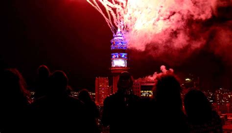 Ante la ausencia de fuegos artificiales la torre entel mostró un show de luces para celebrar la llegada de 2021. Cortes de tránsito por show en torre Entel | Tele 13