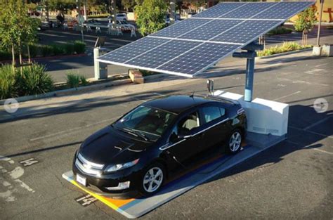 Estación Tesla se abastece de paneles solares para recargar autos