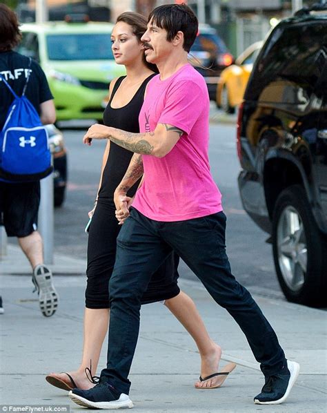 Red Hot Chilli Peppers Anthony Kiedis Holds Hands With Mystery Brunette In New York Daily