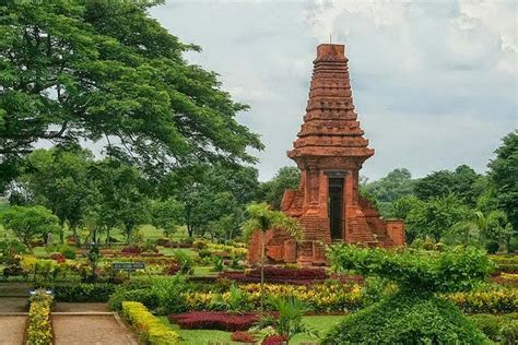 CANDI TROWULAN PENINGGALAN KERAJAAN MAJAPAHIT YANG KOKOH BERDIRI