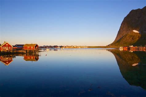 Stadt Von Leknes Im Lofoten Archipel Norwegen Stockbild Bild Von