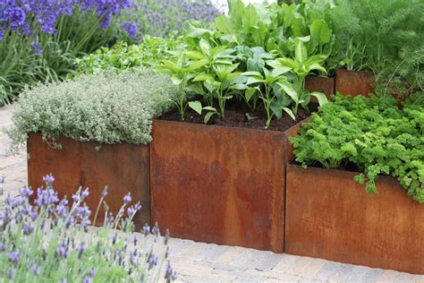 Es spart zum beispiel jede menge platz beim gemüseanbau und/oder bei der blumenzucht. Pin auf Garten garden outside the house