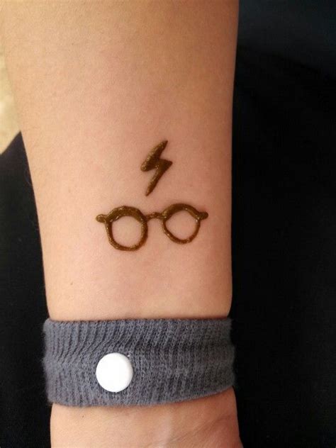 Before trying henna tattoos you should know that how long does henna tattoo last? HP Henna | Wrist henna, Simple henna tattoo, Small henna
