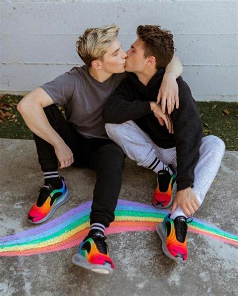 Pin On Guys Kiss Too Gay Love