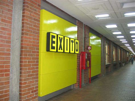 The stores sell a wide range of food and non food products. Almacenes Éxito Chipichape