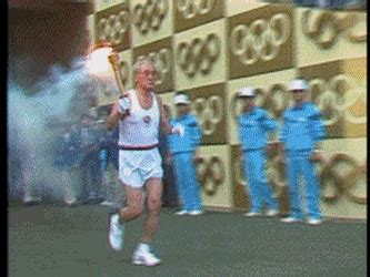 1988년 서울 시청 앞 모습개막식이 열릴 잠실?북을 치면서 축제의 시작을 알린다기를 들고 나타난 사람들, 중앙에 경기장에 성화를 들고 나타난 한 노인. 88 서울 올림픽 개막식