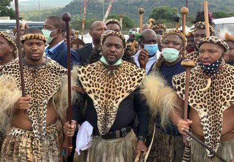 Zulu Queen Mantfombi Dlamini Zulu Buried Amid Succession Row Bbc News