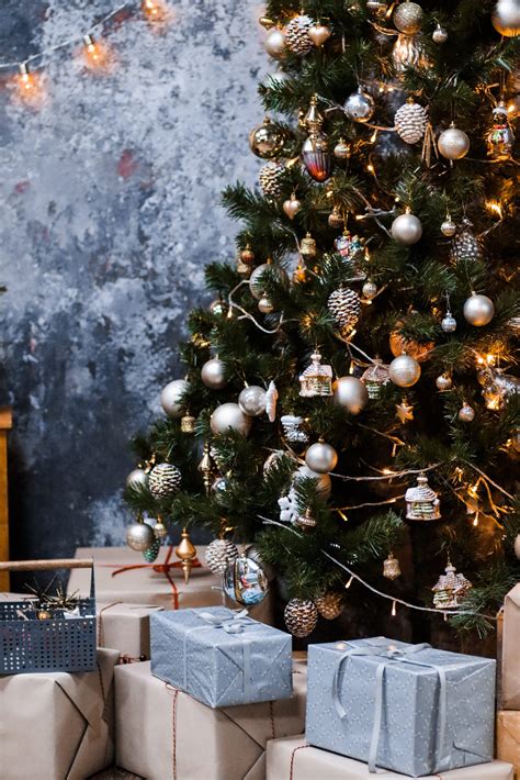 How To Decorate A Christmas Tree Professionally 7 Easy And Best Tips