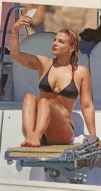 Lato b tonico e costume che a stento contiene il décolleté esplosivo della marrone. Emma Marrone, prova costume superata: bellissima in bikini ...