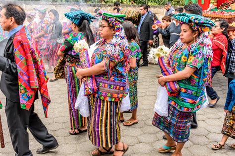 Las Mujeres Indígenas Del Maya Se Vistieron En El Traje Del Traditonal