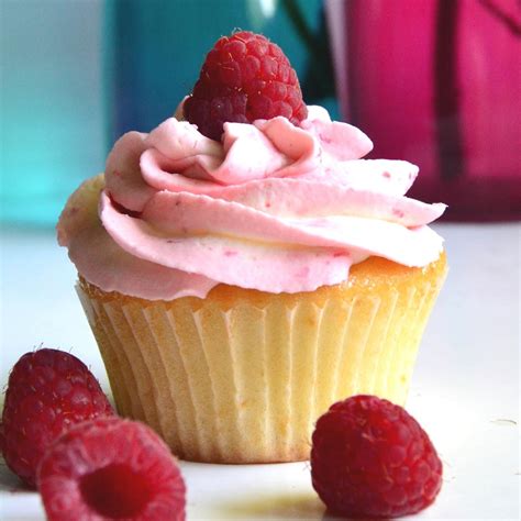 Turn the oven down to 400°f (200°c, top heat only, if available). Himbeer Vanille Cupcake - mein bester Vanilleteig | Kuchen ...
