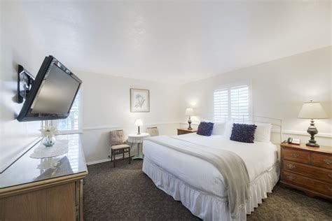 Situated in a garden setting, carmel green lantern inn offers a convenient central location: Willow | Family Suites (Carmel Green Lantern Inn)