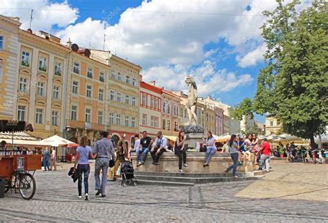 Nell'ovest dell'ucraina la città di leopoli con il suo centro storico protetto dall'unesco merita una visita. Piazza del mercato - centro storico e turistico della ...