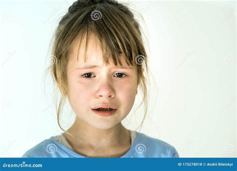 Retrato Detalhado De Uma Menina Chorando Triste Foto De Stock Imagem