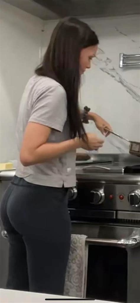 She Be Looking Like A Snack While Cooking Dinner 🤤 Rbrittneyatwoodporn