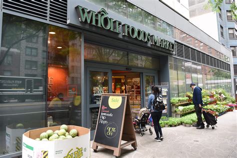 Grocery Pioneer Whole Foods To Join Mass Market Crowd Wsj
