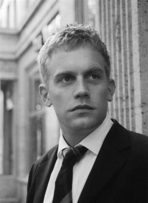 Auf den ersten blick scheint es, sebastian bezzel habe sich im fernsehen wie im kino auf ermittlerrollen festgelegt. Sebastian Bezzel | Schauspieler, Kino