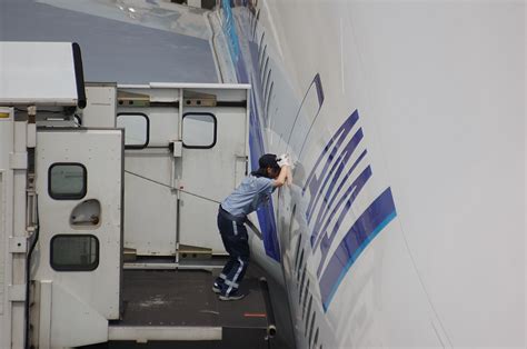 航空機の窓は，操縦室前方の 風防（windshield） と 操縦室の窓（cockpit window） ， 客室窓（cabin window） の3種に大別され，いずれも与圧荷重に十分耐えられ，また単一層の破壊でも最大与圧と空気力と温度効果を合わせた荷重に耐えられるよう設計されている。 Boeing777のドアを開ける | Airmanの飛行機写真館
