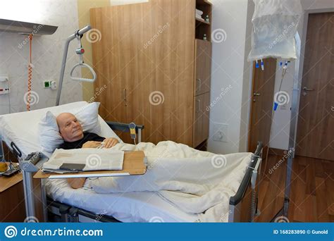 Sick Senior Man In Het Ziekenhuis Stock Foto Afbeelding Bestaande Uit