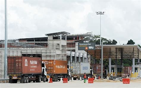 Liow said the border town of bukit kayu hitam was handling increasing volumes of cargo each year, with a total freight volume of 5.47 million tonnes in 2015, compared to 4.88 million tonnes in 2014. Kedah-Perlis rail link better than ECRL to boost trade ...