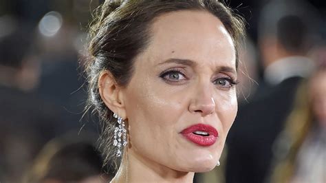 Düğününde siyah deri bir pantolon giyen angelina, üzerine ise kendi kanıyla damadın adını yazdığı bir tişört giydi. Angelina Jolie Ungeschminkt / Funny Things Part 5 Celebs ...