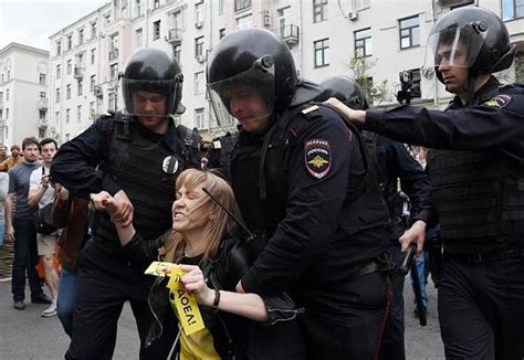 Opposition Leader Hundreds Arrested In Russia Protests Pictures Cbs News