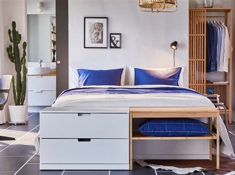 Få orden på klærne dine med våre oppbevaringsløsninger! Et soverom med vakker oppbevaring i bambus - IKEA