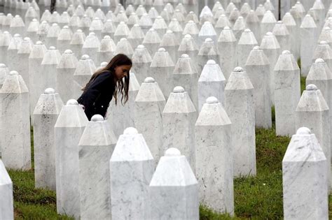 Srebrenica, settimana internazionale della memoria, organizzata da adopt srebrenica in collaborazione con la a tutte le vittime e i profughi di srebrenica, ricordando le ragazze e i ragazzi. 25 anni dopo Srebrenica resta senza pace