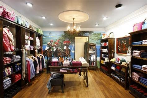 Ella ama su trabajo porque le gusta la moda y disfruta recomendar a los clientes la ropa más adecuada por la mañana, una cliente le pide ayuda para elegir ropa formal para una entrevista de trabajo. Juego de comprar modelos exclusivos