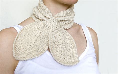 Furthermore, it is a fully reversible pattern, so it is perfect for scarfs, afghans and baby. Ravelry: Double Moss Stitch Scarflette pattern by Sarah Cooke