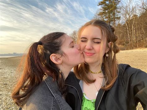 Wlw Summer Kiss Aesthetic Beach Gay Girls Cute Lesbian Couples Lesbian Love Cute Couples Goals