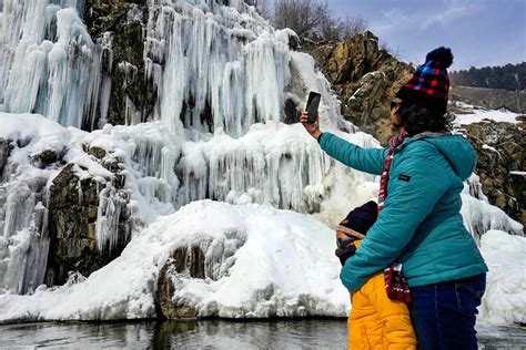 Wow Tourists Enjoy Frozen Waterfall In Baramullas Drung See