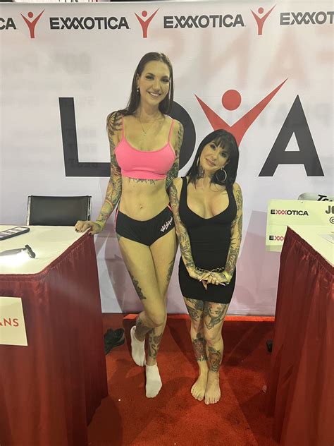 joanna angel on twitter that s a wrap on day one of exxxotica come see me tomorrow