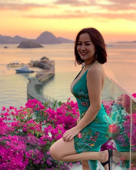 Foto Seksi Tante Ernie Sang Pemersatu Bangsa Mama Muda Montok Body