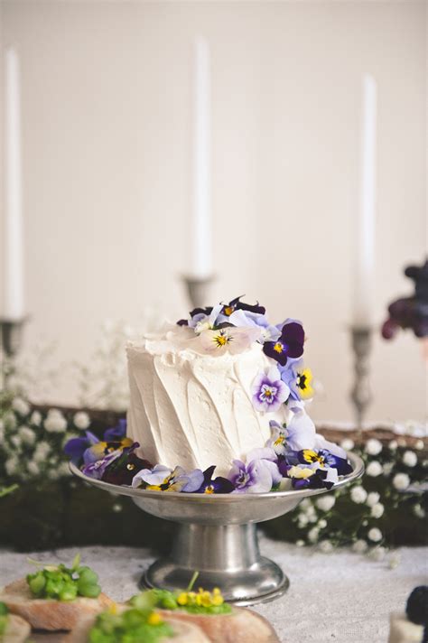 An engagement is a moment to celebrate the relationship between two people who are in love and want to get married. 15 Small Wedding Cake Ideas That Are Big on Style | A ...