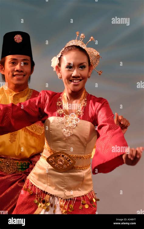 Malaysia Joget Dance Hi Res Stock Photography And Images Alamy
