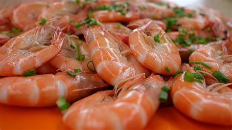 Hd Wallpaper Cooked Shrimp With Spring Onions On Top Prawns Food