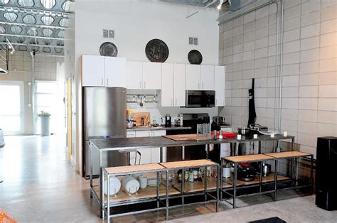 The dark industrial kitchen design can make you feel more comfortable with your kitchen where the unique industrial design will feel even deeper. | White industrial kitchenInterior Design Ideas.